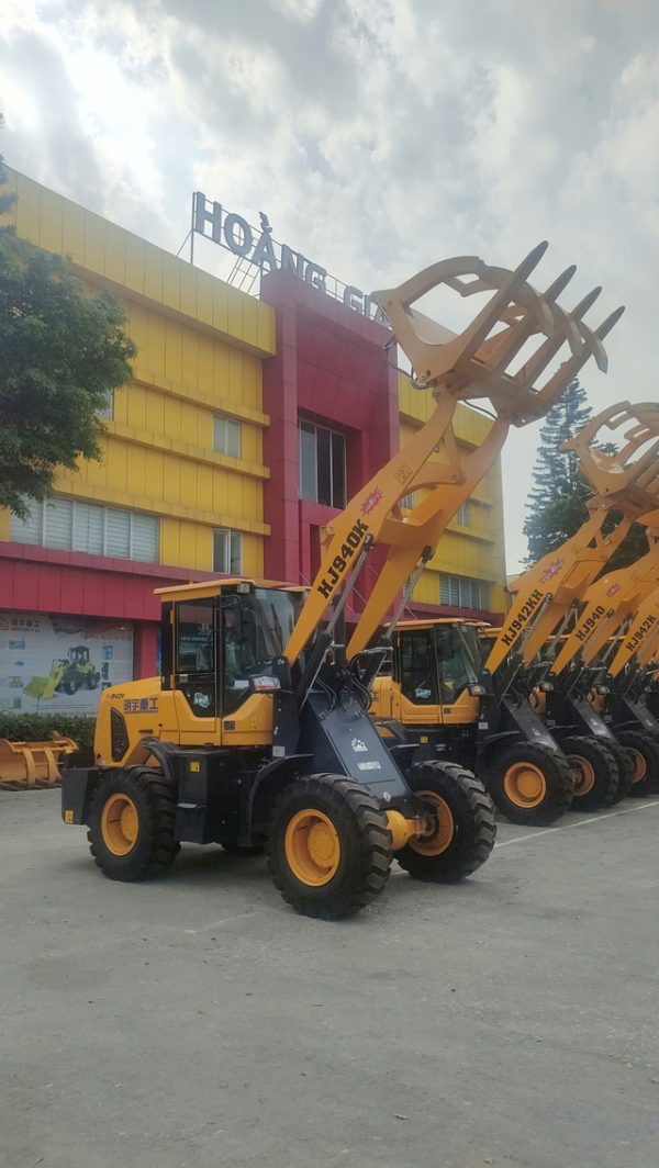 Máy xúc lật kẹp gỗ hj940k (2)